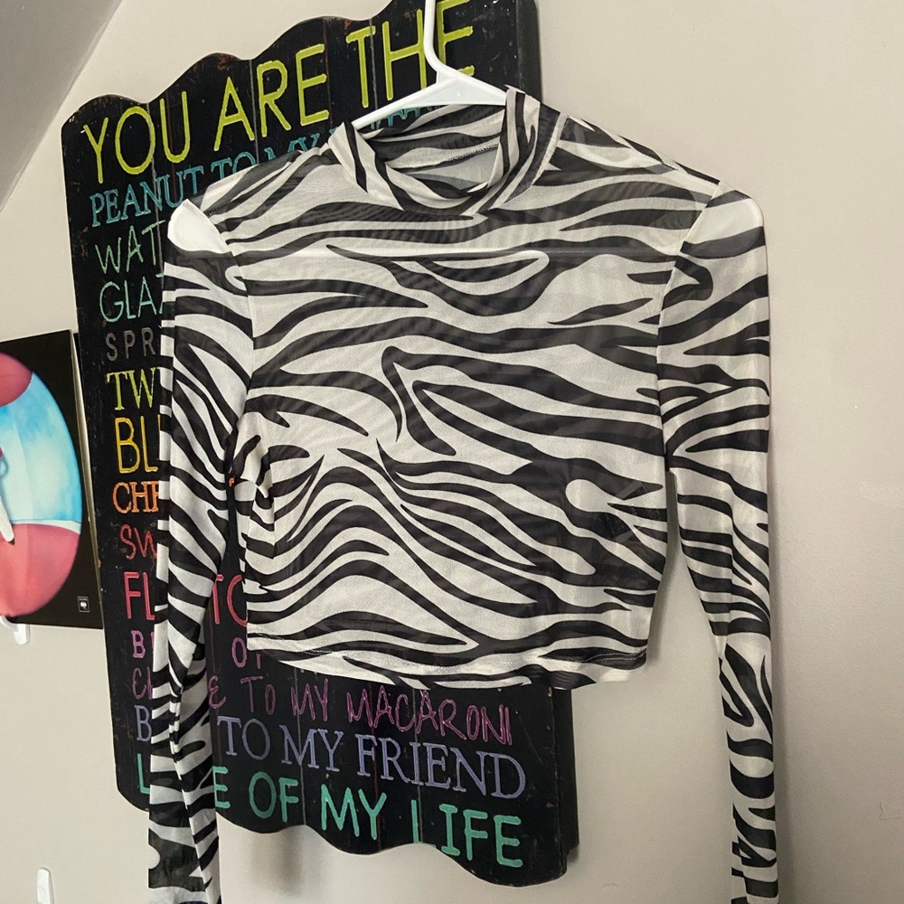 Cropped Zebra mesh top//size small